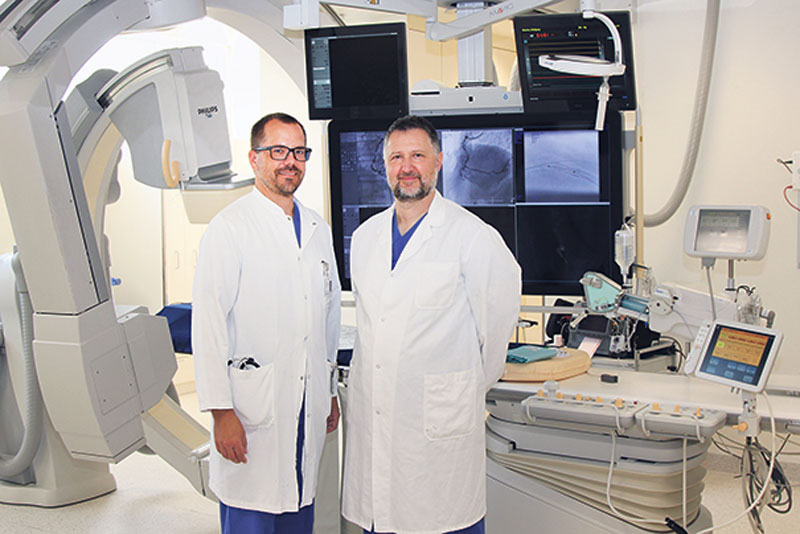 Primar Doz. Dr. Matthias Frick und Primar Doz. Dr. Manfred Cejna in einem der drei moderne Katheterlabore am Schwerpunktkrankenhaus Feldkirch. © MATTHIAS WEISSENGRUBER, ULRIKE DELACHER