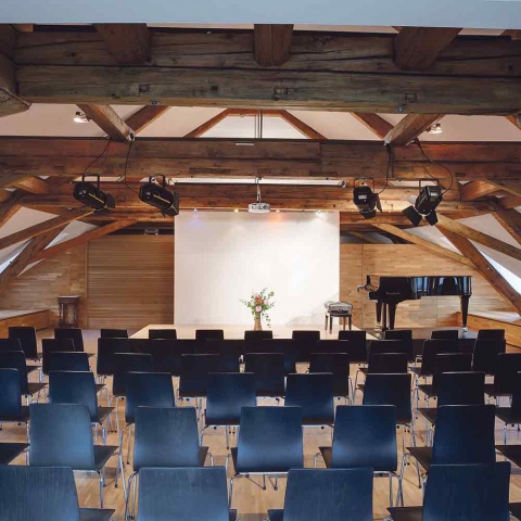 Der leere Douglass-Saal in der Villa Falkenhorst in Thüringen.<br><br>Fotos: Rainer Primosch, Villa Falkenhorst, Sarah Mistura