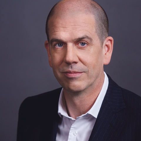 Peter Hajek, *1971 in Wien, ist Geschäftsführer und Eigentümer der „Peter Hajek Public Opinion Strategies GmbH“. Der Politikwissenschaftler und Markt- und Meinungsforscher beschäftigt sich seit 25 Jahren mit empirischer Sozialforschung und hat Lehraufträge an Universitäten und Fachhochschulen.