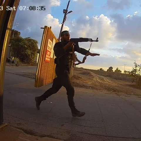 Ein Terrorist der Hamas dringt in den Kibbuz Alumim ein. Foto: Wikimedia Commons/Videoüberwachungs‑Aufnahme
