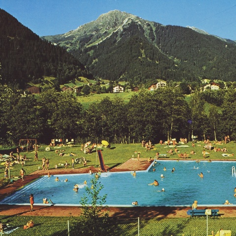 Postkarte des Schwimmbads St. Gallenkirch aus den 1970er-Jahren. Foto: Vorarlberger Landesbibliothek/Sammlung Verlag Branz