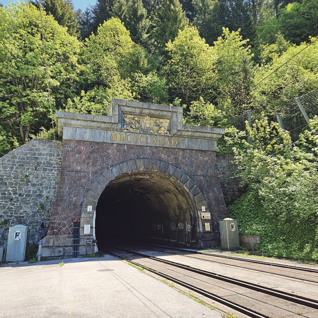 Das Westportal des 1884 eröffneten, 10,6 Kilometer langen Arlbergbahntunnels.