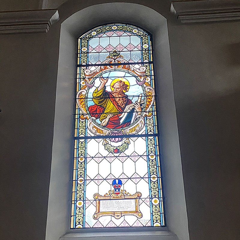 In der Pfarrkirche Übersaxen erinnern drei von fünf Kirchenfenstern jeden Sonntag an die Familie Bally.