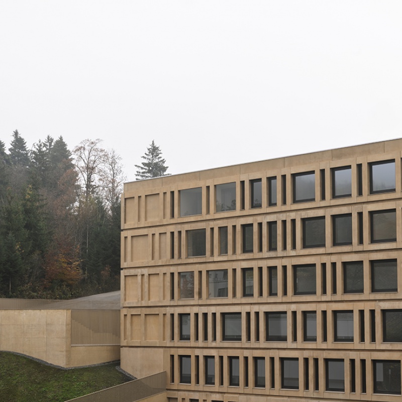 Der Neubau schmiegt sich architektonisch in den südöstlichen Hangbereich der bestehenden Gartenanlage. © Foto: Martin Schachenhofer