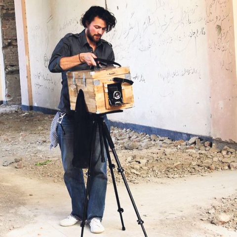 Lukas Birk mit einer Boxkamera in Afghanistan. © LUKAS BIRK