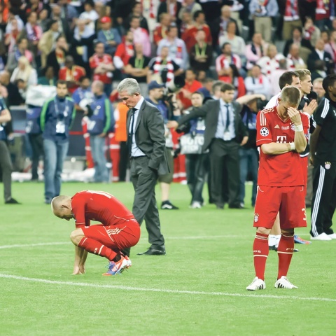 Franck Ribery, Arjen Robben, Jupp Heynckes und Bastian Schweinsteiger im Jahr 2012: die psychische Belastung und Versagensängste führen dazu, dass selbst hochbezahlte Profisportler versagen können.<br><br>Fotos: wikimedia/rayand, beigestellt
