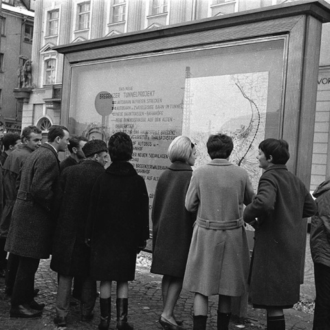 Eine Informationstafel vor dem Vorarlberger Landtag informierte 1966 über die Autobahnpläne.<br>Fotos: Vorarlberger Landesbibliothek: Oskar Spang/Stadtarchiv Bregenz, Helmut Klapper, Rudolf Zündel, beigestellt