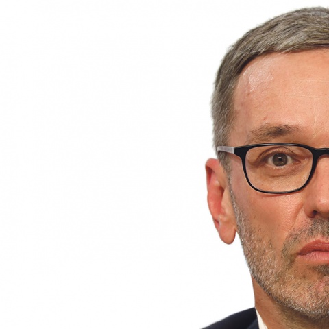 Der unkritische Umgang mit im World Wide Web Publiziertem ist gefährlich, wird zum Brandbeschleuniger, wenn Volksverhetzer wie Herbert Kickl unaufhörlich ihr Öl ins Feuer gießen. <br><br>Fotos: wikipedia/Bwag/FPÖ-Medienzentrum, Urs Bucher
