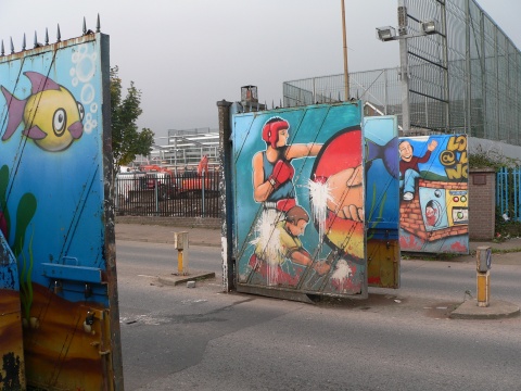 Tor in einer Friedenslinie im Larnak Way, West-Belfast: Die Schaffung von Distanz. © Flickr