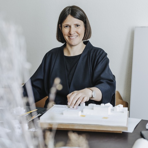 „Vorarlberger Architektur ist durchaus zu loben, aber nicht unbedingt im Wohnbau,“ meint Julia Kick. © Angela Lamprecht