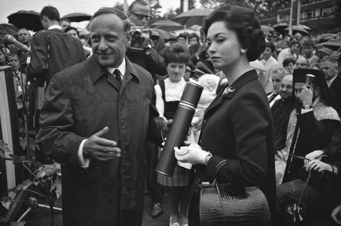 Hermann Gmeiner und Lisa v. Hunter anlässlich der Eröffnung des SOS-Kinderdorfs im Jahr 1966.
