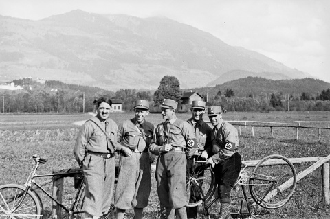 Der SA-Sturm Feldkirch mit Erwin Hefel – ganz rechts im Bild – bei einer Propagandafahrt mit Rädern nahe der Eisenbahnlinie bei Schlins im Walgau. © Vorarlberger Landesbibliothek/Sammlung Erwin Hefel