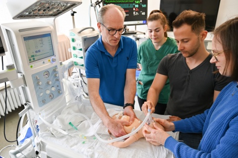 Trainingssituationen mit Diplom-Gesundheits- und Krankenpfleger Gerhard Aspalter im Simulationszentrum am LKH Feldkirch. © VLKH
