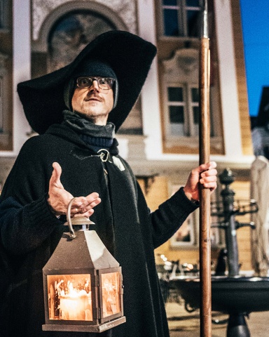 Hartwig Wolf führt als Nachtwächter seine Gäste durch die historischen Gassen von Bregenz. © Alexander van Stipelen