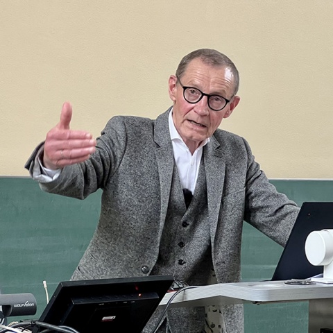 Wilhelm Kohler (70) war Universitäts-Professor für Volkswirtschaftslehre mit den Fachgebieten „Internationale Wirtschaftsbeziehungen, Internationale Migration und Europäische Integration“.