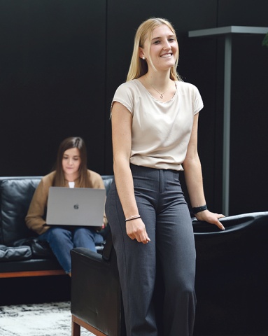 Mehr als ein Co-Workingspace: SPIN holt neue Perspektiven von jungen Talenten wie Lisa Redlinger in laufende Markenprojekte. © Marcel Mayer