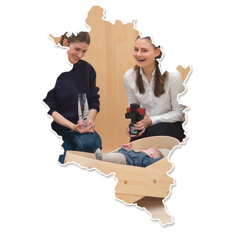 Johanna Oberneder („Designreserve“) und Anna Maria Mohr (Polsterei Mohr) mit der funktionalen, preisgekrönten Baby-Wiege. © Foto: Margit Hinterholzer
