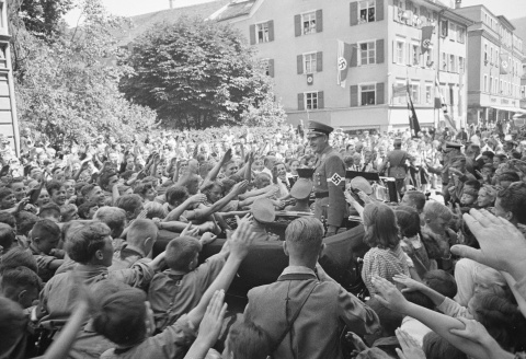 Baldur von Schirach wird von begeisterten Vorarlbergern an der Römerstraße empfanden: durchorchestrierte Massenaufmärsche. © Foto: Vorarlberger Landesbibliothek/Sammlung Werner Schlegel