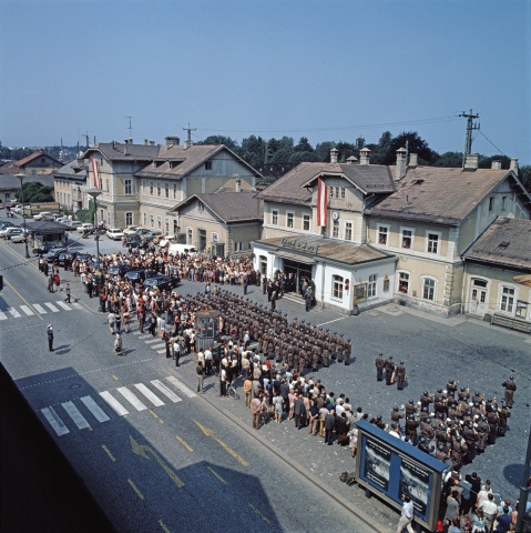 Ankunft des Bundespräsidenten Franz Jonas am Bregenzer Bahnhof im August 1972. Foto: Vorarlberger Landesbibliothek/sammlung Helmut Klapper