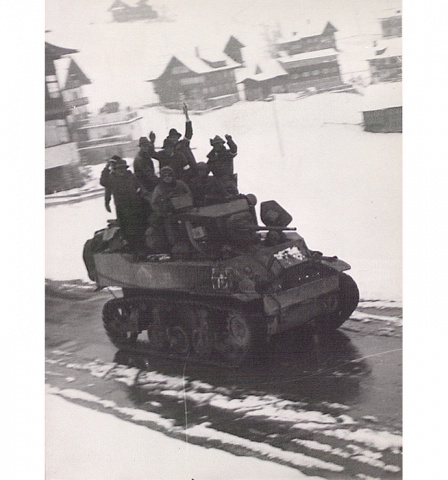 Am 2. Mai 1945 trafen die ersten französischen Panzereinheiten im Kleinwalsertal ein. Die lokale Widerstandsbewegung fuhr mit ihnen durch das Tal. Foto: Archiv der Diözese Feldkirch