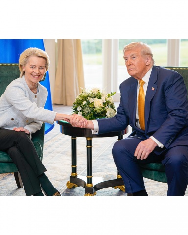EU-Kommissionspräsidentin Ursula von der Leyen mit US-Präsident Donald Trump am 27. Juli im schottischen Turnberry: Warum solche Versprechen? Foto: Fred Guerdin/EC – Audiovisual Service