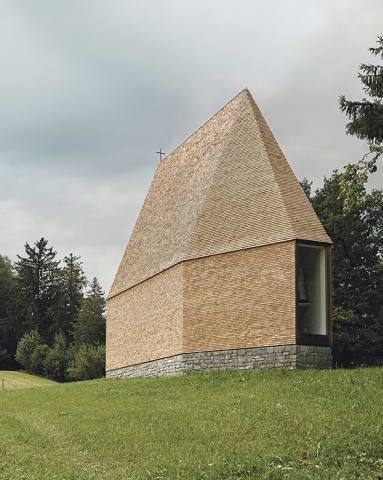 Von zentraler Bedeutung ist – und bleibt? – der Holzbau: Die Kapelle Salgenreute von Bernardo Bader Architekten. © Adolf Bereuter