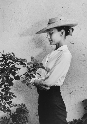 Die Schauspielerin Audrey Hepburn, fotografiert von Inge Morath, 1958, in Durango, Mexiko. © Magnum Inge Morath Estate Fotohof