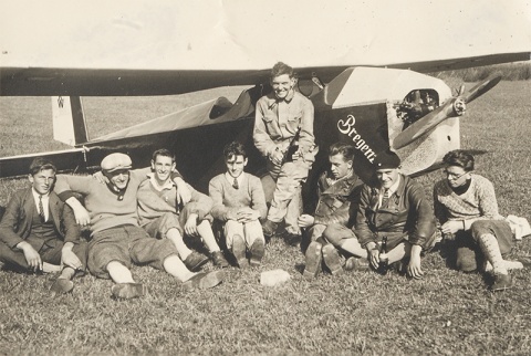 Das Klein-Flugzeug „Bregenz“, 3. v.l. Karl Kittelberger, daneben Walter Kittelberger. © Nachlass Kolb