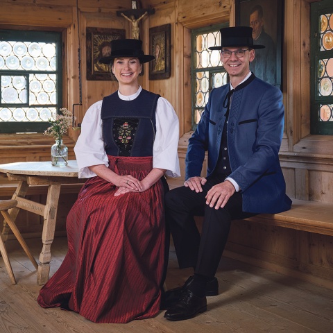 Sonja und Markus Wallner ließen sich erst kürzlich von den Vorarlberger Kleidermacherinnen Anita Nigg und Petra Blank eine traditionelle Vorarlberger Tracht anfertigen. © Marcel Hagen