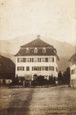 Die älteste bekannte Fotografie des Lanter-Hauses am Marktplatz 11, um 1880 – aus dem Stadtarchiv Dornbirn. © Martin Jochum/Stadtarchiv Dornbirn/Sign. 18234