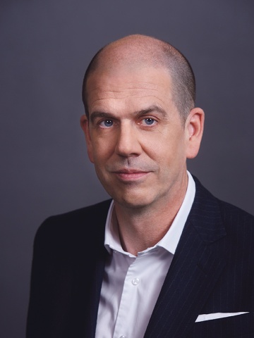 Peter Hajek, *1971 in Wien, ist Geschäftsführer und Eigentümer der „Peter Hajek Public Opinion Strategies GmbH“. Der Politikwissenschaftler und Markt- und Meinungsforscher beschäftigt sich seit 25 Jahren mit empirischer Sozialforschung und hat Lehraufträge an Universitäten und Fachhochschulen.