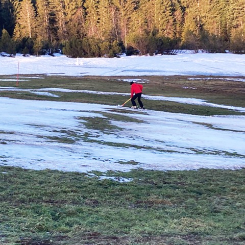 Ein Skilehrer „kämpft“ Ende 2024 am Bödele um den letzten Schnee: Es fehlen Anlagen zur maschinellen Schneeerzeugung.
