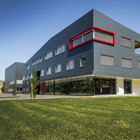 Die Produkte von Skinfit werden in der Zentrale in Koblach entwickelt. © Tobias Füßl