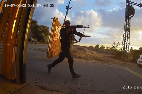 Ein Terrorist der Hamas dringt in den Kibbuz Alumim ein. Foto: Wikimedia Commons/Videoüberwachungs‑Aufnahme