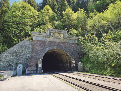 Das Westportal des 1884 eröffneten, 10,6 Kilometer langen Arlbergbahntunnels.