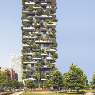„Bosco verticale“, 15-stöckiges Hochhaus in Mailand mit etwa 1000 Gehölzen, darunter auch Hochstammbäume. Seit zwei Jahren sind die Wohnblöcke in Betrieb und bewohnt.