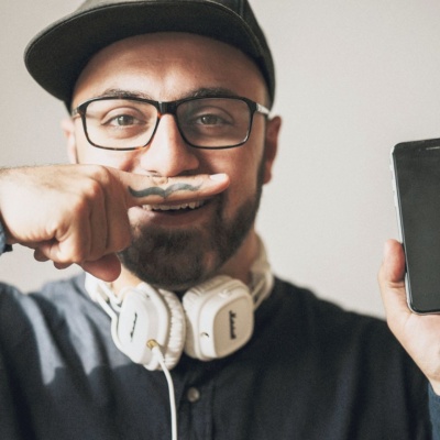 Ali Mahlodji sagt: „Wer wirklich etwas verändern will, muss das Leben selbst in die Hand nehmen, man darf nicht auf die große Veränderung von außen oder den Superhelden warten, der alles regelt.“