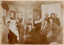 Gasthäuser als Vereinslokale: Der Kegelclub Hopp im Feldkircher Gasthaus Ochsen um 1900. Auch der Wirt fand sich zum gemeinsamen Foto ein.