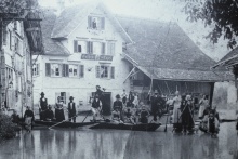 Lustenau, Hochwasser 1888: Am Abend des 11. September durchbrachen die Wassermassen den Seelachendamm am südlichen Ortsende, ein Großteil der Gemeinde wurde überflutet. Das Bild zeigt die Situation vor dem Gasthaus Engel.