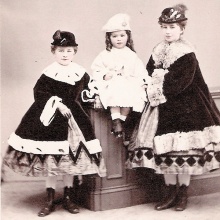 Die Schwestern Kate (7), Luise (3) und Elizabeth (10) im Jahre 1865