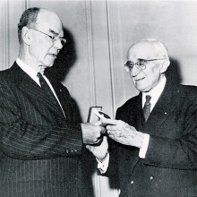 Jacques Gréber (rechts), der berühmte französische Landschaftsarchitekt und Designer des Benjamin Franklin Parkways, erhält die Ehrenmedaille der Fairmont Park Art Association von deren Präsident Philip Price.