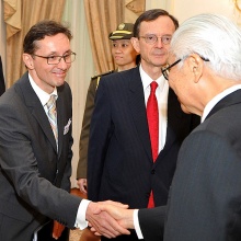 Volker Ammann (li.) mit dem Präsidenten von Singapur, Tony Tan (re.), und dem österreichischen Botschafter Karabacek