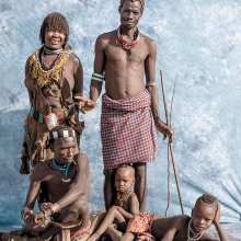 Das erste Familienbild bekamen Familien aus dem äthiopischen Dorf Omo von Julia Neumann und ihrem Team im Rahmen der Kampagne „WATERisLIFE“.