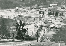 Blick auf den Kraftwerksrohbau im Jahr 1929. Im Vordergrund ist der Schrägaufzug entlang der Druckrohrleitungen zu sehen.