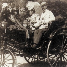 Eugen Zardetti auf seinem  Benz-Motorwagen.