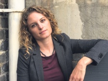  Elisabeth Schimpfössl ist in Rankweil aufgewachsen und lebt seit 2007 in London. Die Soziologin spricht Russisch und unterrichtet an der Aston University. Ihr wissenschaftlicher Schwerpunkt ist die Eliten-Forschung.