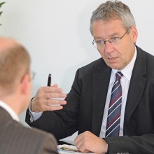 Karlheinz Rüdisser * 25. Februar 1955, ist Landesstatthalter und Wirtschaftslandesrat. Rüdisser, der Handelswissenschaften an der Wirtschaftsuniversität Wien studiert und zwischen 1986-2008 die Wirtschaftsabteilung des Landes geleitet hatte, wurde 2008 Landesrat und 2011 Landesstatthalter. Anfang Februar gab der Lauteracher bekannt, bei der anstehenden Landtagswahl 2019 nicht mehr kandidieren zu wollen.