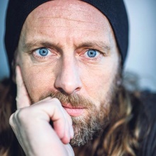 Zur Person Der gebürtige Norweger Anders Indset * 11. April 1978, Philosoph, Autor und Redner – gilt als einer der global führenden Wirtschaftsphilosophen. „Thinkers50“, das renommierteste Ranking der wichtigsten Management-Vordenker der Welt, hat Anders Indset in das Radar 2018 als einen von 30 globalen Vordenkern aufgenommen, die Organisationen, Führung und Management in Zukunft nicht nur nachhaltig beeinflussen, sondern auch komplett neu formen werden. Indset, vertrauter Sparrings-Partner für CEOs und führende Politiker weltweit, wird von Medien oft als „Rock’n’Roll Plato“ bezeichnet.<br><br>Foto: Business Philosopher