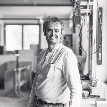 <b>Martin Bereuter</b> geboren 1973 in Lingenau, besuchte vor seinem Architekturstudium die HTL in Imst. Von 1998 bis 2006 arbeitete er bei Architekt Bruno Spagolla und studierte berufsbegleitend Architektur an der Universität Liechtenstein. Als Geschäftsführer der Tischlerei Bereuter, die er 2006 von seinem Vater übernahm, realisiert er mit seinen Mitarbeitern handwerkliche Projekte von der Konzeption bis zur Fertigstellung. Das Produktportfolio umfasst Innenausbau, individuelle Möbel, Möbelkleinserien sowie Ausstellungsinstallationen. Seit 2007 engagiert er sich als Vorstandsmitglied im Werkraum Bregenzerwald. Martin Bereuter lebt mit seiner Familie in Hard. <br>Foto: Darko Todorovic