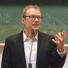 Sozialforscher Christoph Hofinger * 1967 in Innsbruck, hatte gemeinsam mit Günther Ogris 1996 das private Forschungsinstitut SORA Institute for Social Research and Consulting gegründet und leitet es seither mit ihm. In Österreich erstellt SORA regelmäßig Hochrechnungen und Wählerstromanalysen für den ORF.<br><br>Fotos: GBW, beigestellt